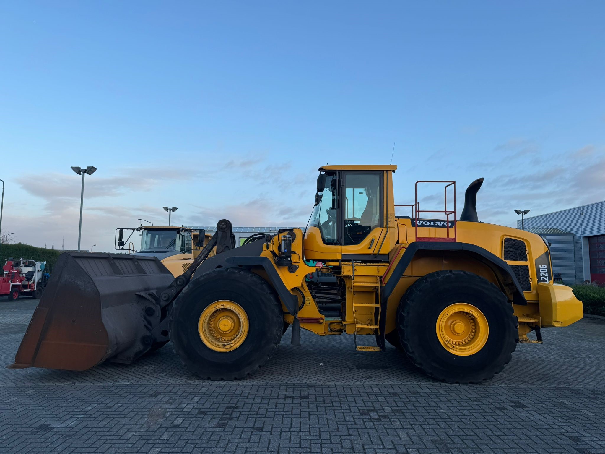 Volvo L220G ( Matris Available )